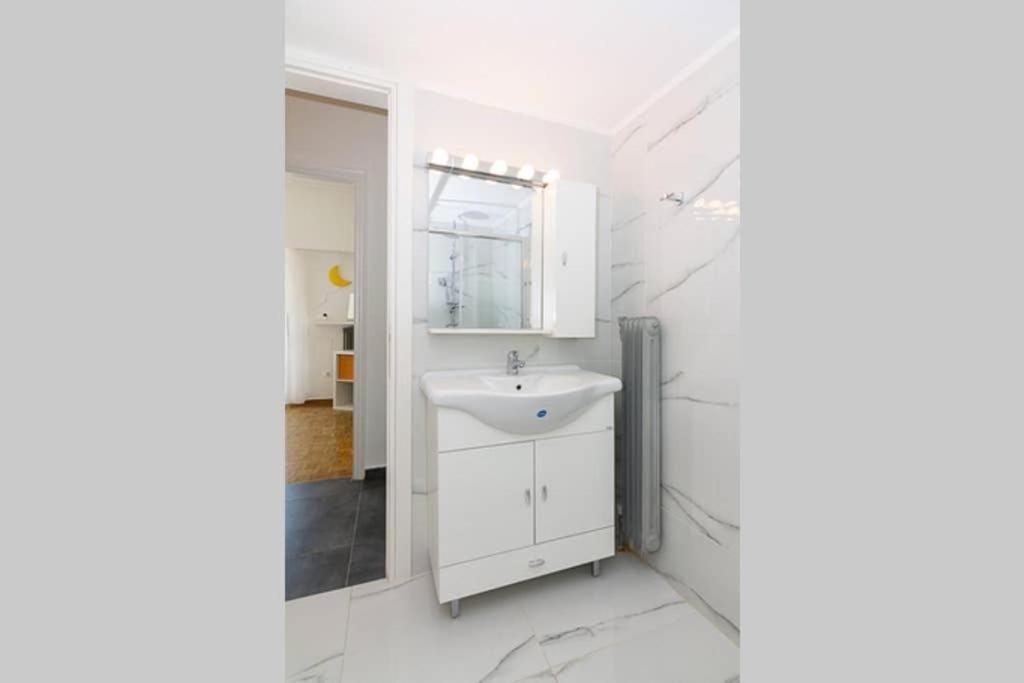 Apartamento Sunlit 2Br Oasis In Metaxourghio 3Min From Metro Atenas Exterior foto