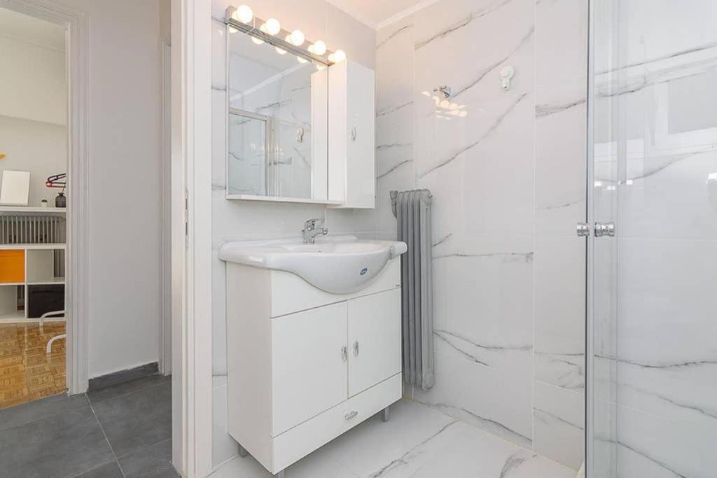 Apartamento Sunlit 2Br Oasis In Metaxourghio 3Min From Metro Atenas Exterior foto