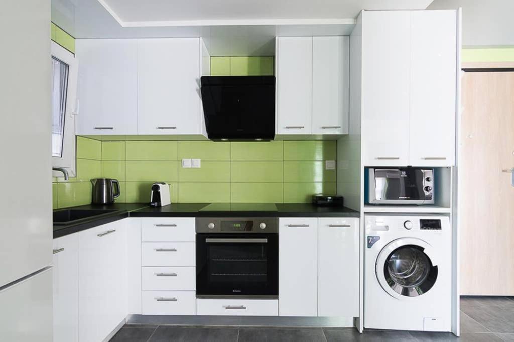 Apartamento Sunlit 2Br Oasis In Metaxourghio 3Min From Metro Atenas Exterior foto